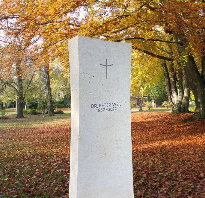 Handwerklicher Grabstein H 139 mit gebogenem Kreuz — STOI Steinmetzwerkstatt Kempten