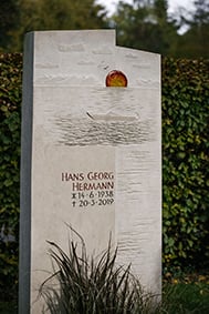 Hohe Kalkstein-Stele mit graviertem Bodensee-Panorama und farbigem Glas-Sonnenuntergang – STOI
