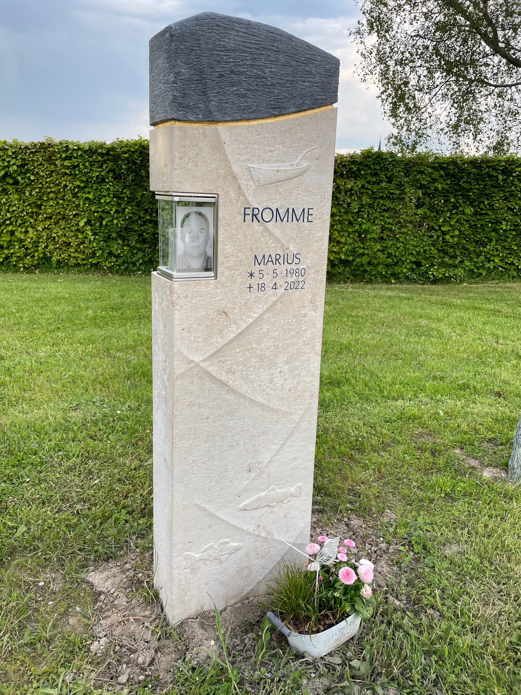 Kombiniertes Grabmal aus heller Kalkstein-Stele mit Fotorahmen und Diabas-Felsstein – STOI Steinmetzwerkstatt