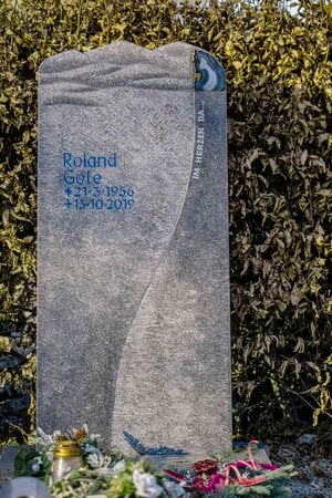 Handwerklicher Grabstein H 195 mit Bergpanorama — STOI Steinmetzwerkstatt Kempten