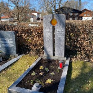 H 202 | Besonderes handwerklich bearbeitets Grabmal Berge Kreuz | Grabstein | Doppelgrab