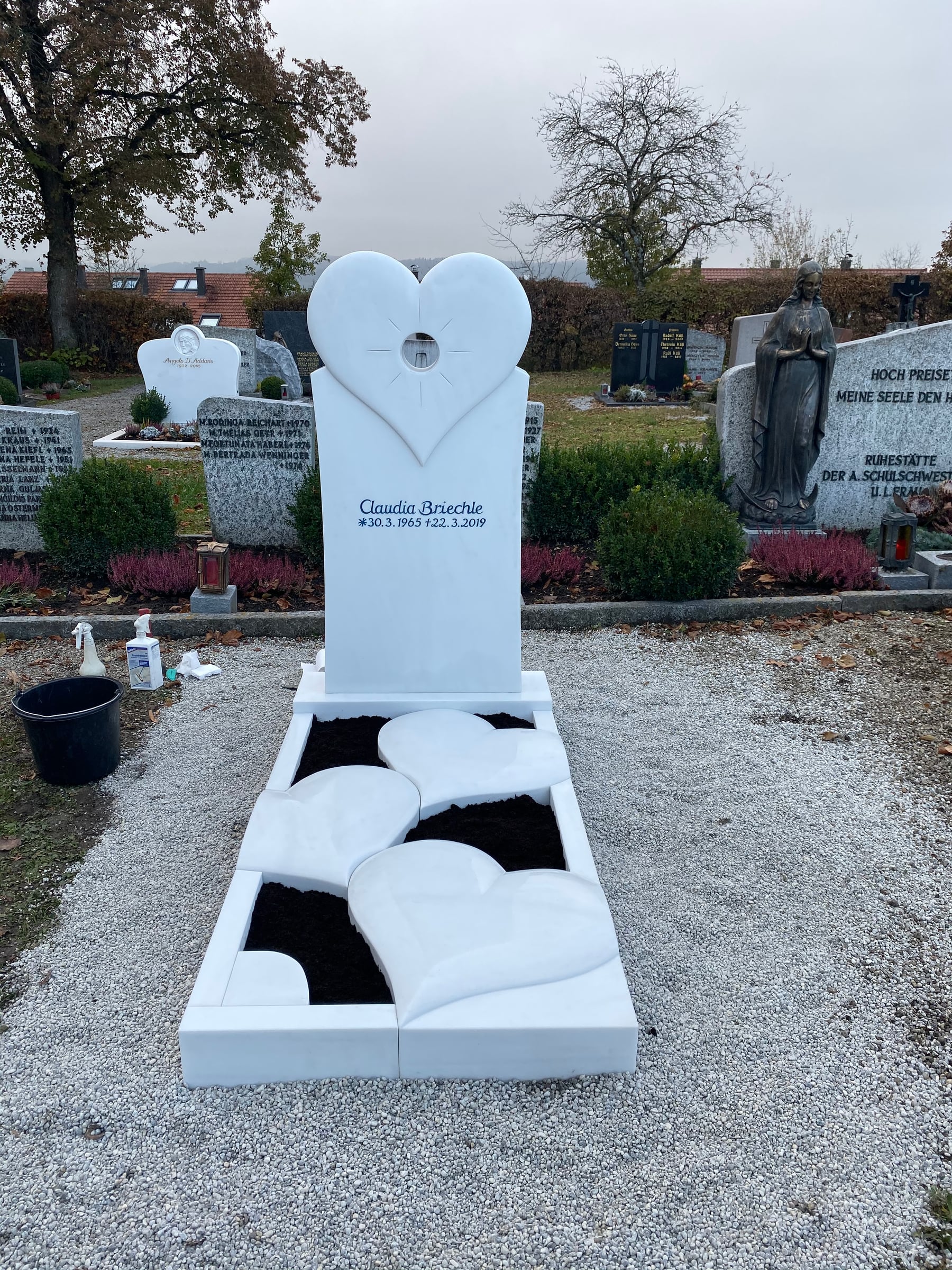 H 210 | Besonders schöner Herz Grabstein | Marmor Herzgrabmal | weiss Herzen