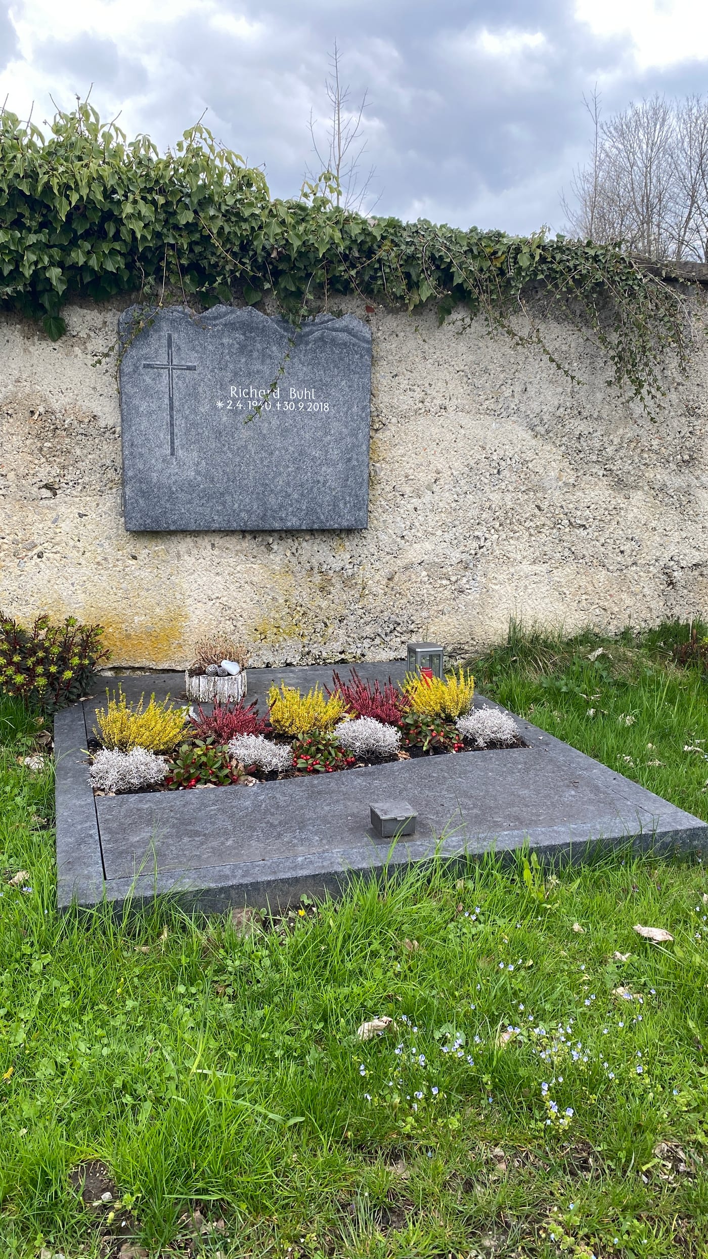 Anthrazit-Granit Wandgrabstein mit unregelmäßiger Bruchkante und passendem dunklen Liegestein – Ansicht 4