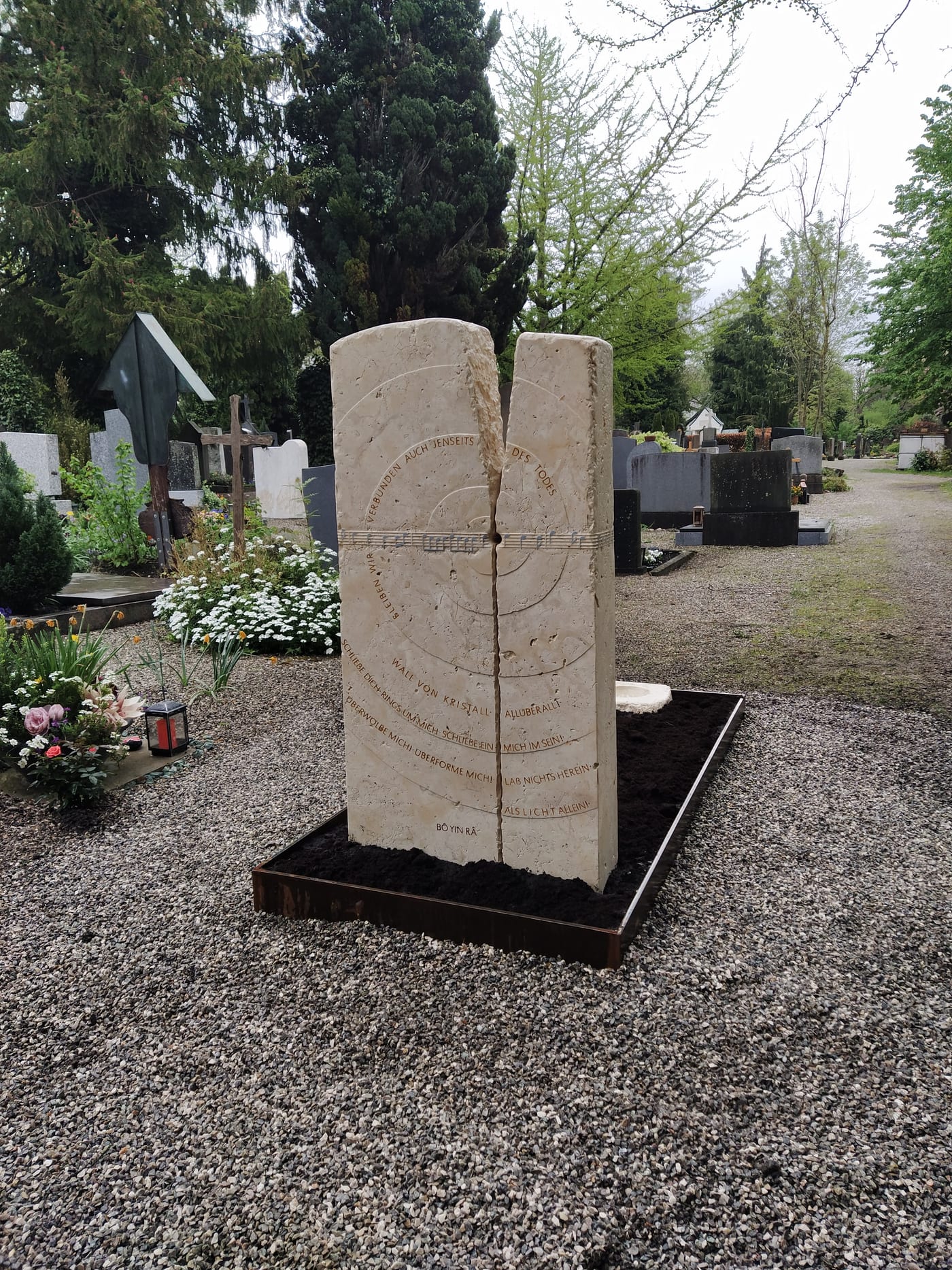 Grabstein aus Naturstein mit handgravierten Musiknoten – Ansicht 2