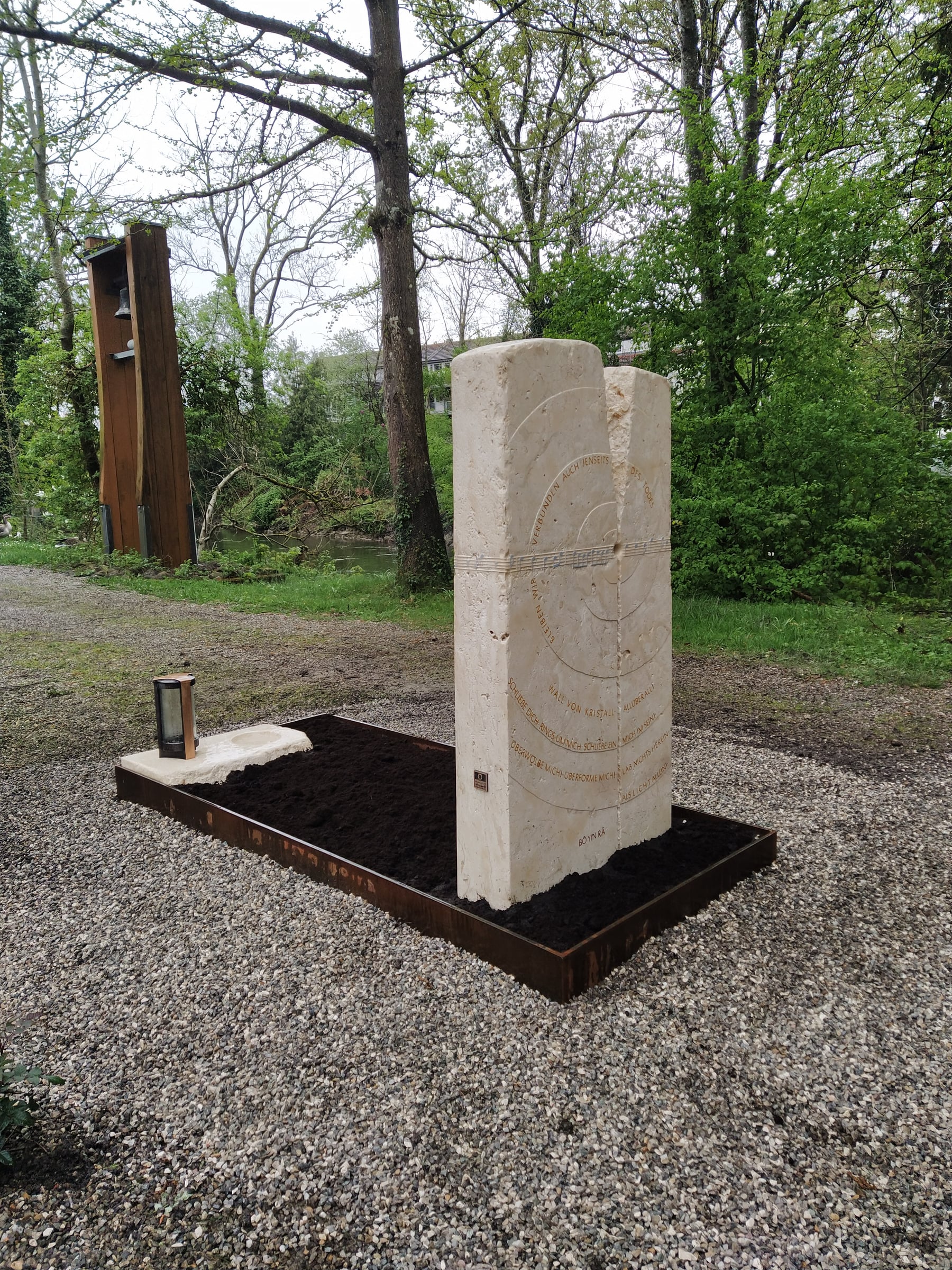 Grabstein aus Naturstein mit handgravierten Musiknoten