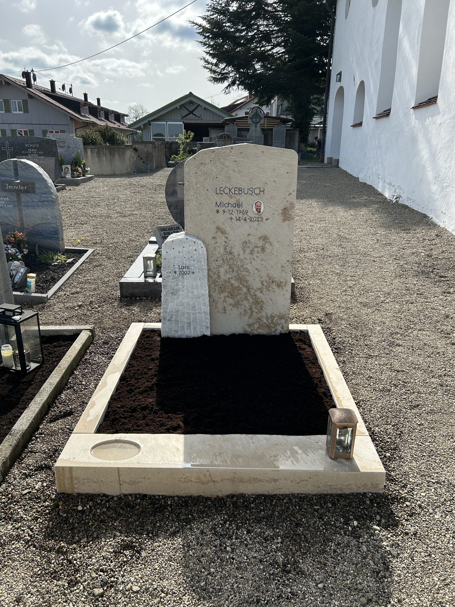 H 421 | Doppelgrabstein Sonnenstrahl & Sterne | Steinmetzwerkstatt Kempten Allgäu