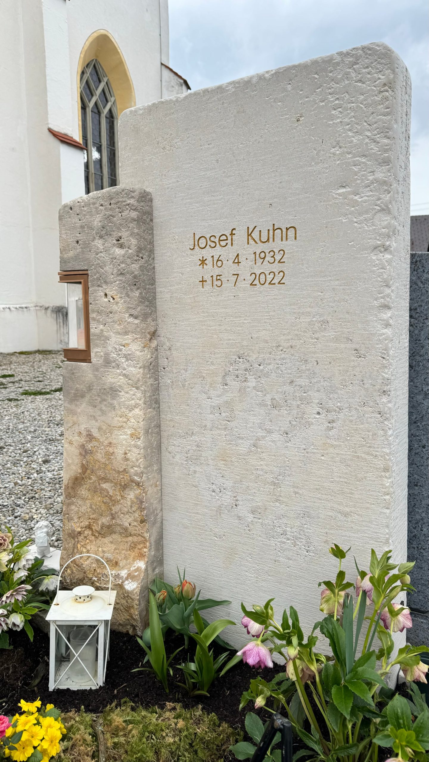 WeiÃŸer Kalkstein-Grabstein mit stockgefrÃ¤ster OberflÃ¤che, integriertem Kerzenhalter und goldener Schriftgravur
