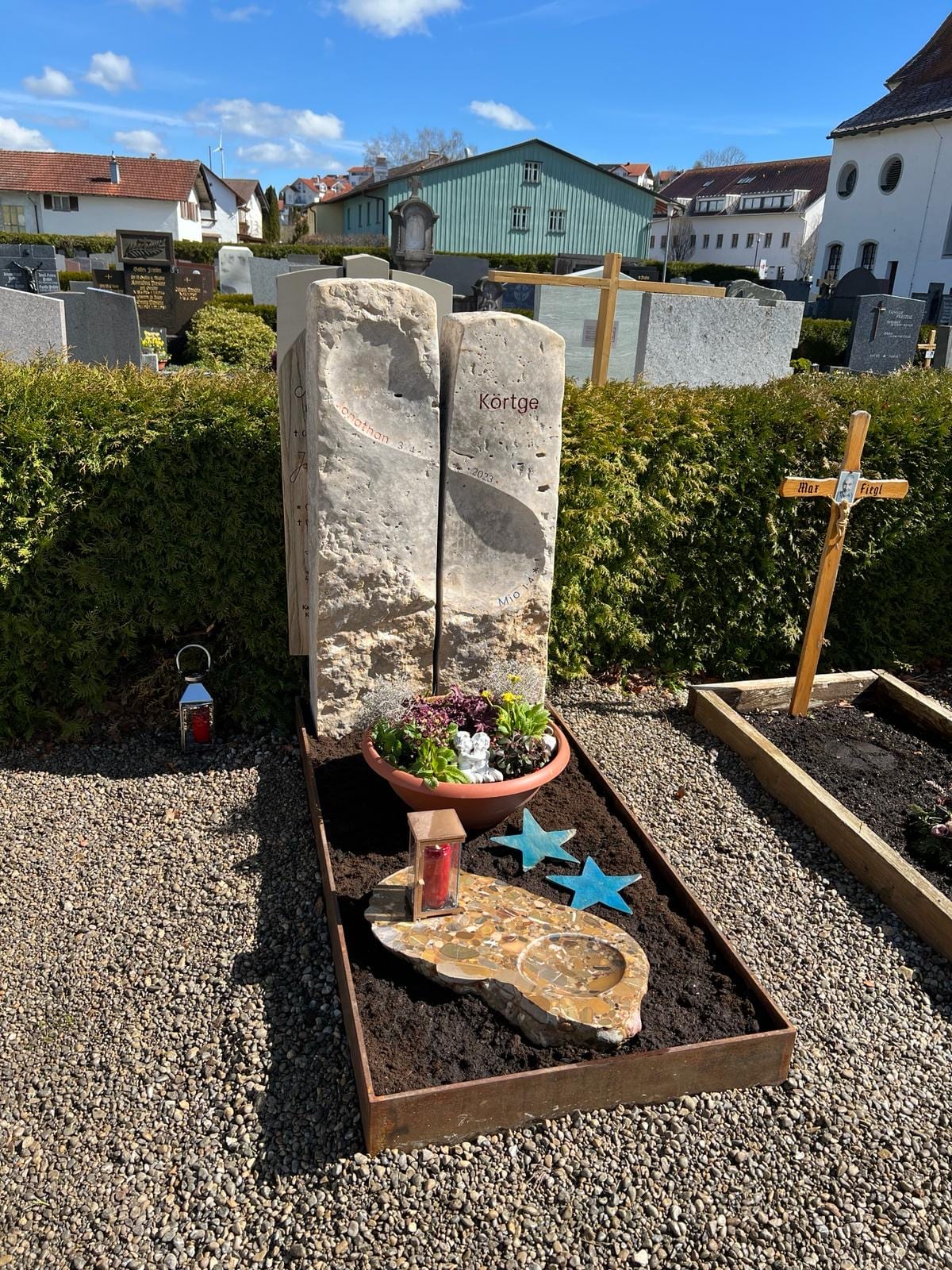Zweiteiliger Naturstein-Grabstein mit eingearbeitetem Unendlichkeitssymbol und flachem Liegestein – Ansicht 4