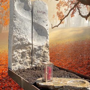 Zweiteiliger Naturstein-Grabstein mit eingearbeitetem Unendlichkeitssymbol und flachem Liegestein