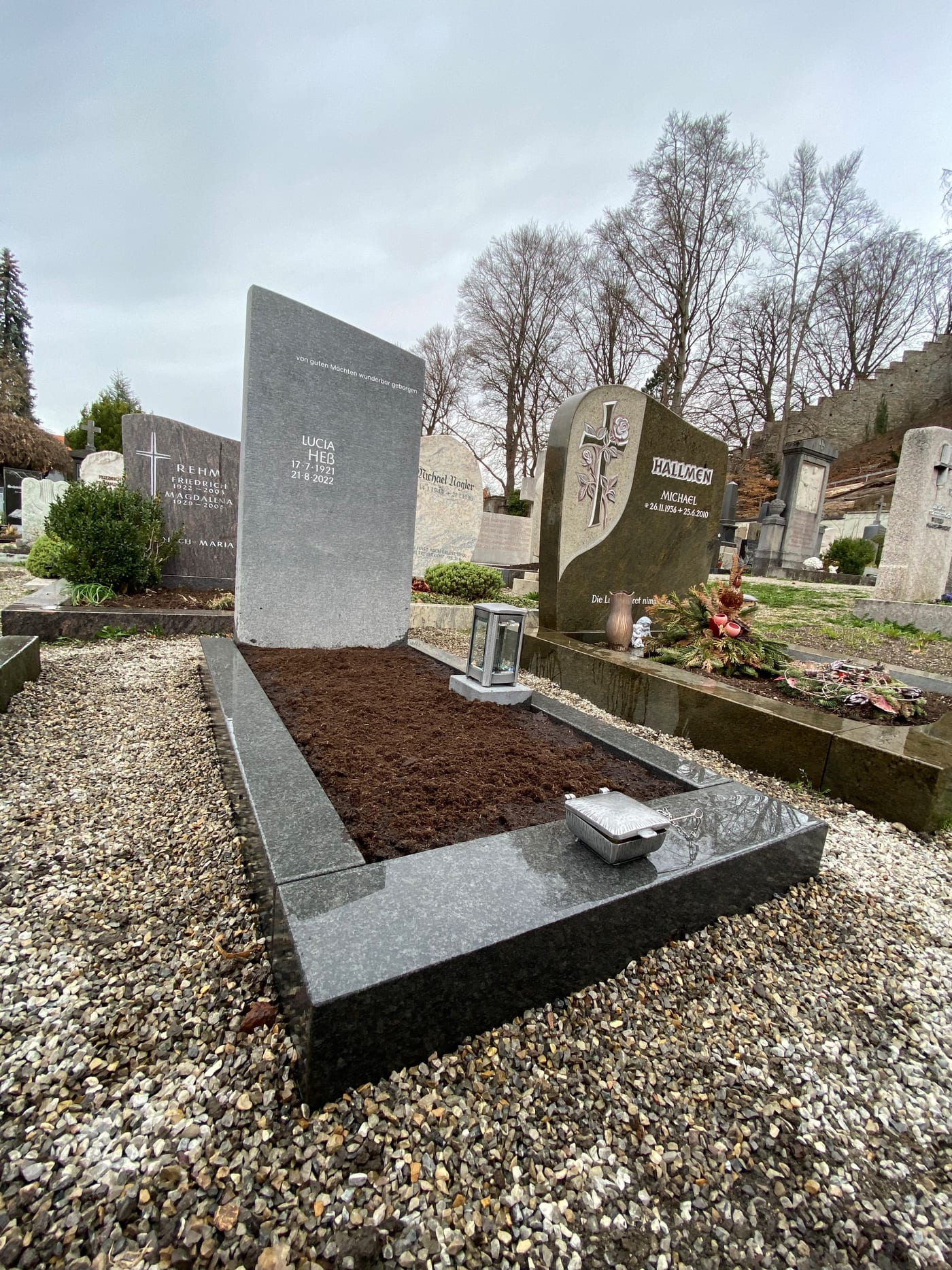 Tiefschwarzer polierter Granit-Grabstein im Querformat mit Epitaph und minimalistischer Schriftgravur – Ansicht 2