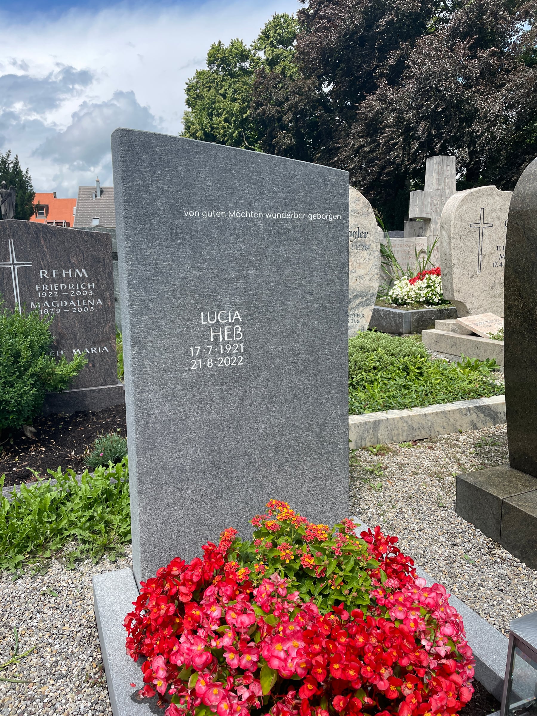 Tiefschwarzer polierter Granit-Grabstein im Querformat mit Epitaph und minimalistischer Schriftgravur