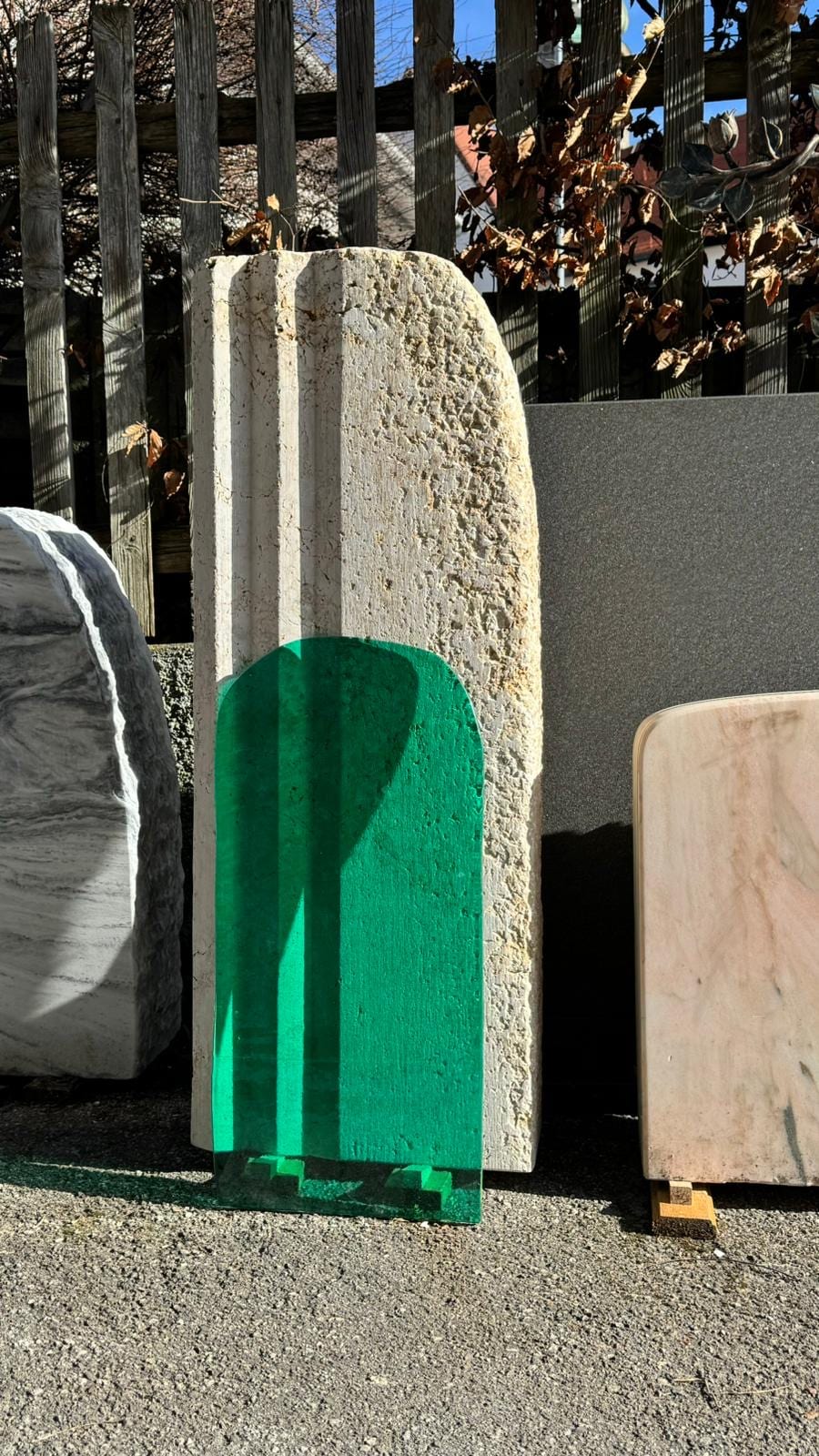 Naturstein-Grabstein mit transluzenter grüner Glas-Einlage als Inschriftträger von STOI – Ansicht 2