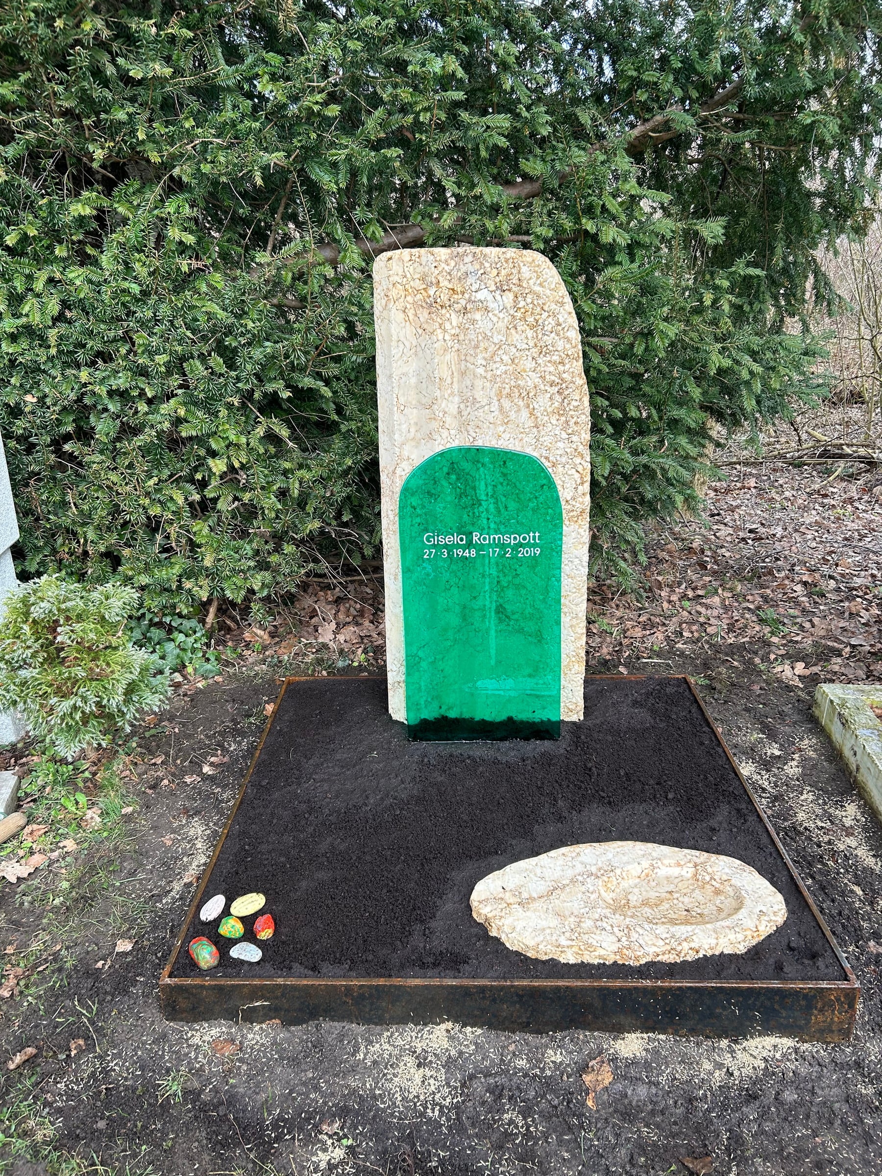 Naturstein-Grabstein mit transluzenter grüner Glas-Einlage als Inschriftträger von STOI
