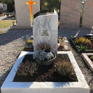 Hoher heller Kalkstein-Grabstein mit eingelassenem Kreuz als Formdetail, STOI Steinmetzwerkstatt
