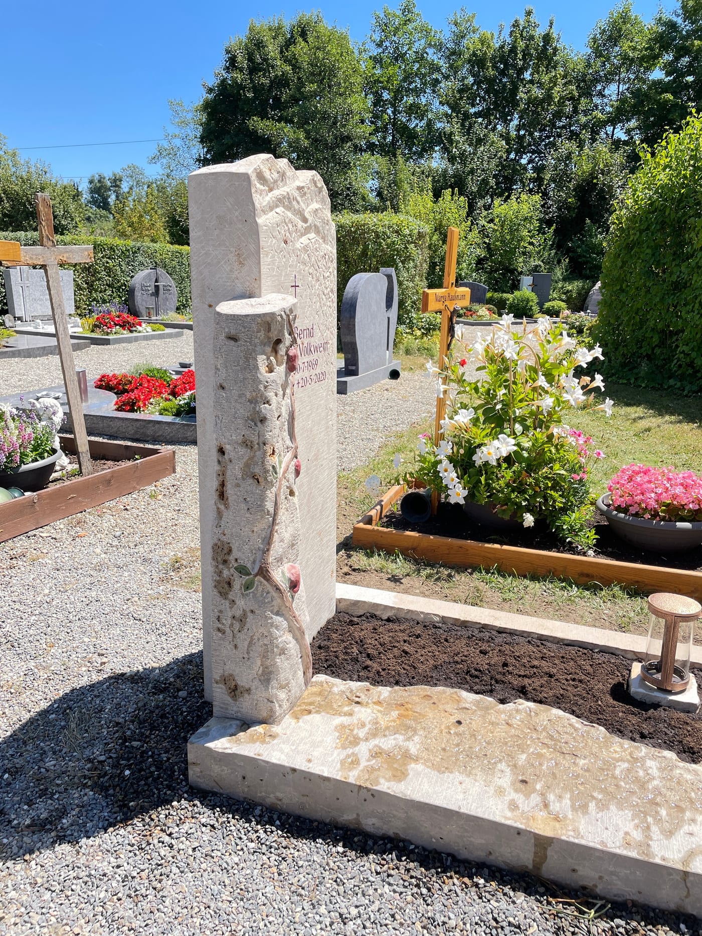 Kalkstein-Grabstein mit handwerklich gemeißeltem Apfelbaum-Relief und natürlichem Spaltbruch von STOI – Ansicht 2