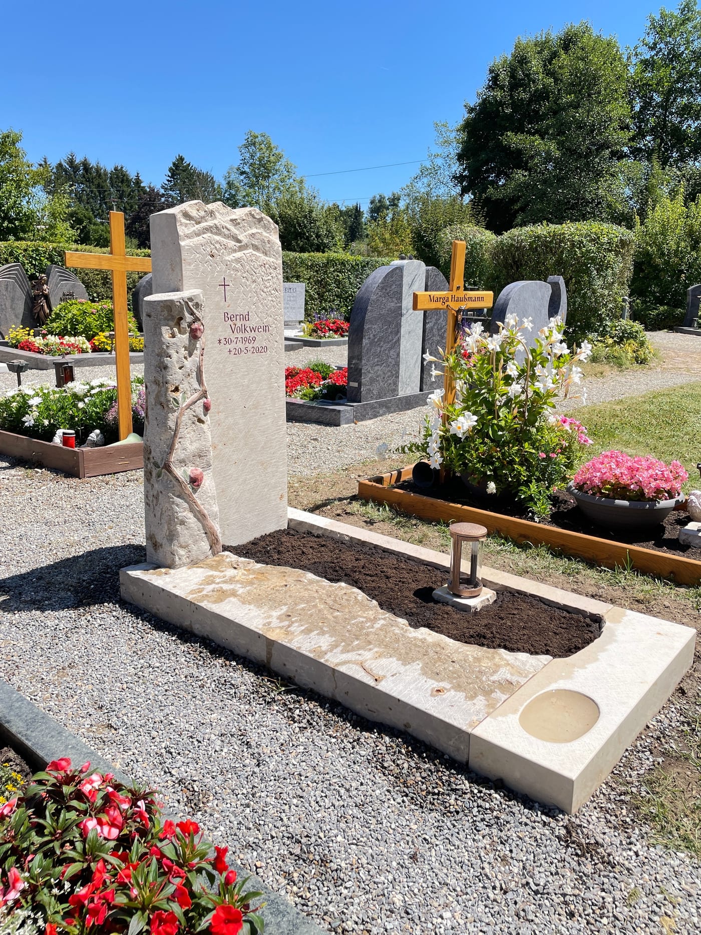 Kalkstein-Grabstein mit handwerklich gemeißeltem Apfelbaum-Relief und natürlichem Spaltbruch von STOI – Ansicht 3
