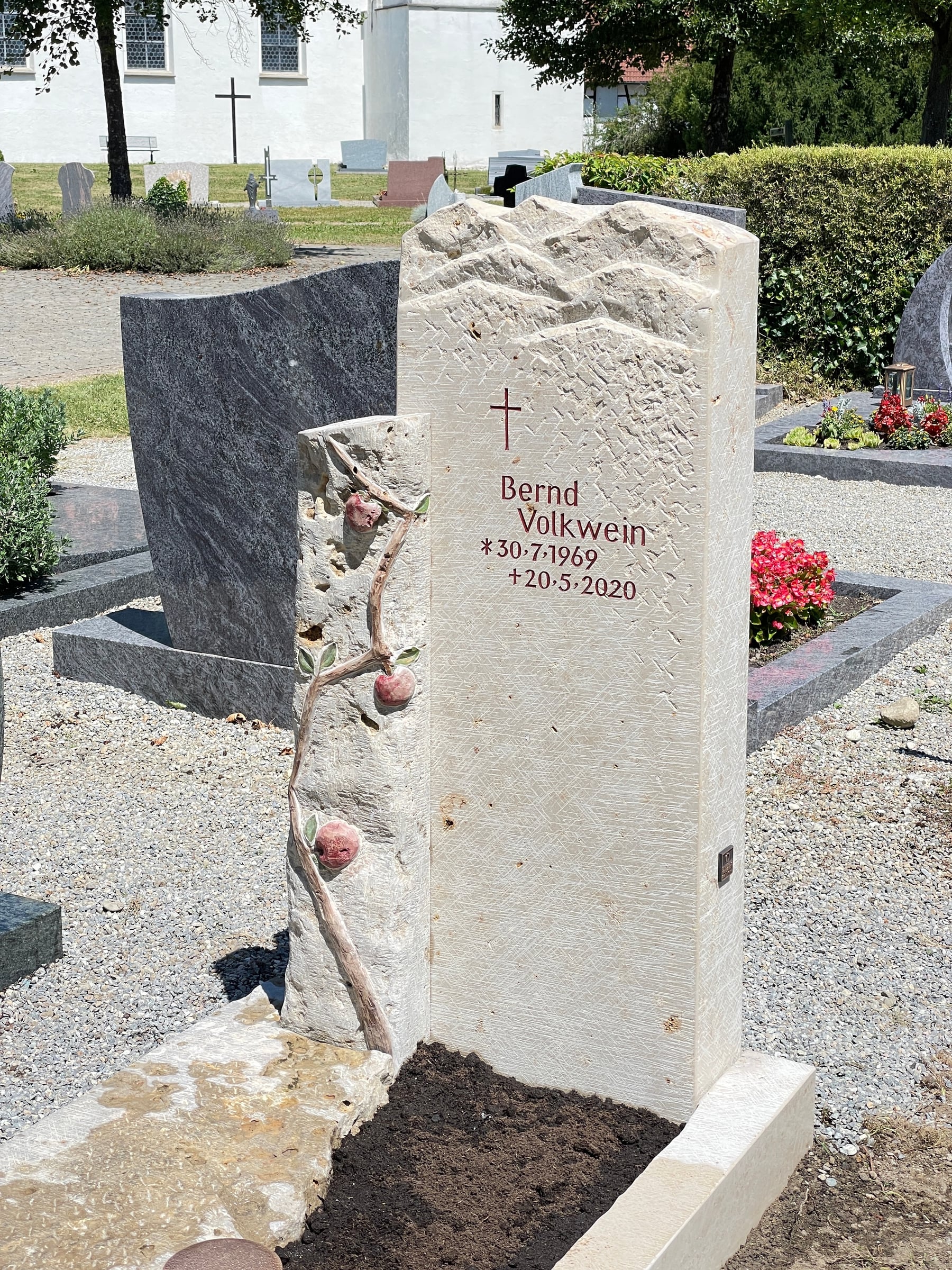 Kalkstein-Grabstein mit handwerklich gemeißeltem Apfelbaum-Relief und natürlichem Spaltbruch von STOI