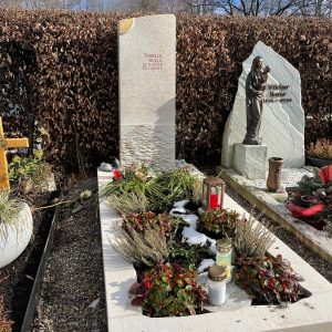 Grabstein mit handgemaltem Sonnen- und Wassermotiv
