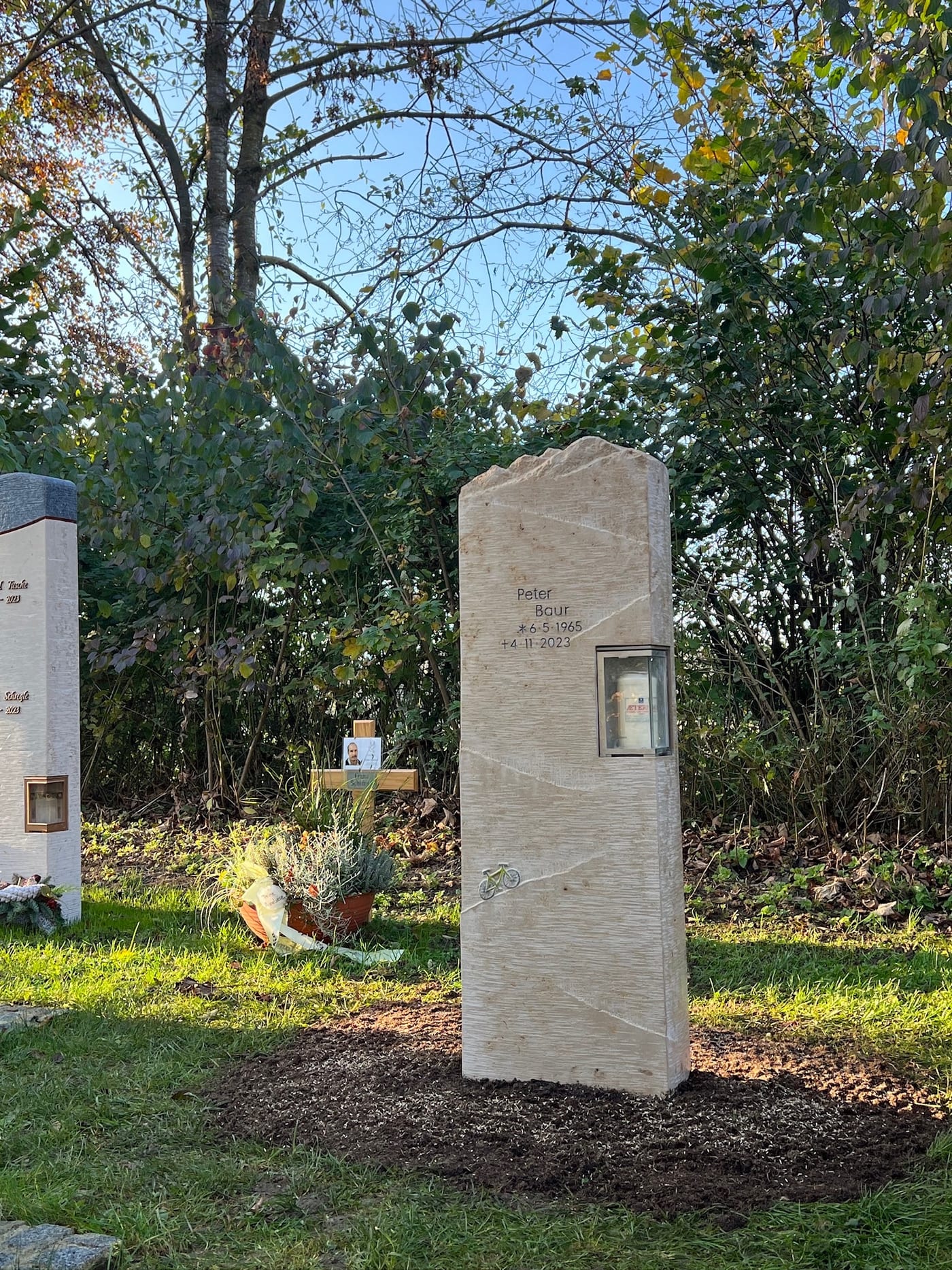 Naturstein-Grabstein mit Bergpanorama und Fahrrad-Motiv sowie integriertem Bilderrahmen – Ansicht 2