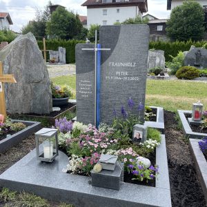 H 427 | Doppelgrabstein Glaselement & Kreuz | Steinmetzwerkstatt Schlienz Kempten Allgäu