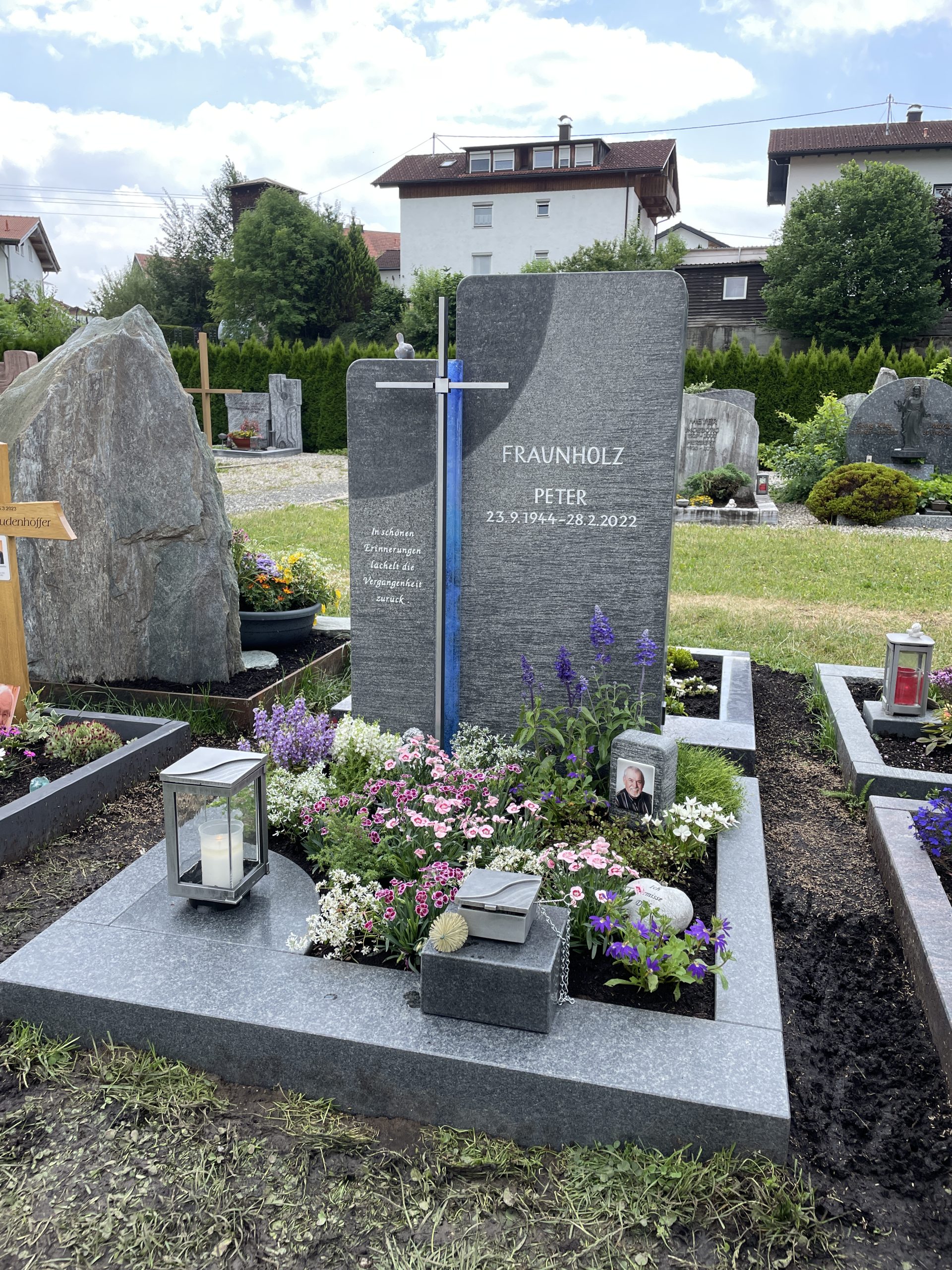 H 427 | Doppelgrabstein Glaselement & Kreuz | Steinmetzwerkstatt Schlienz Kempten Allgäu