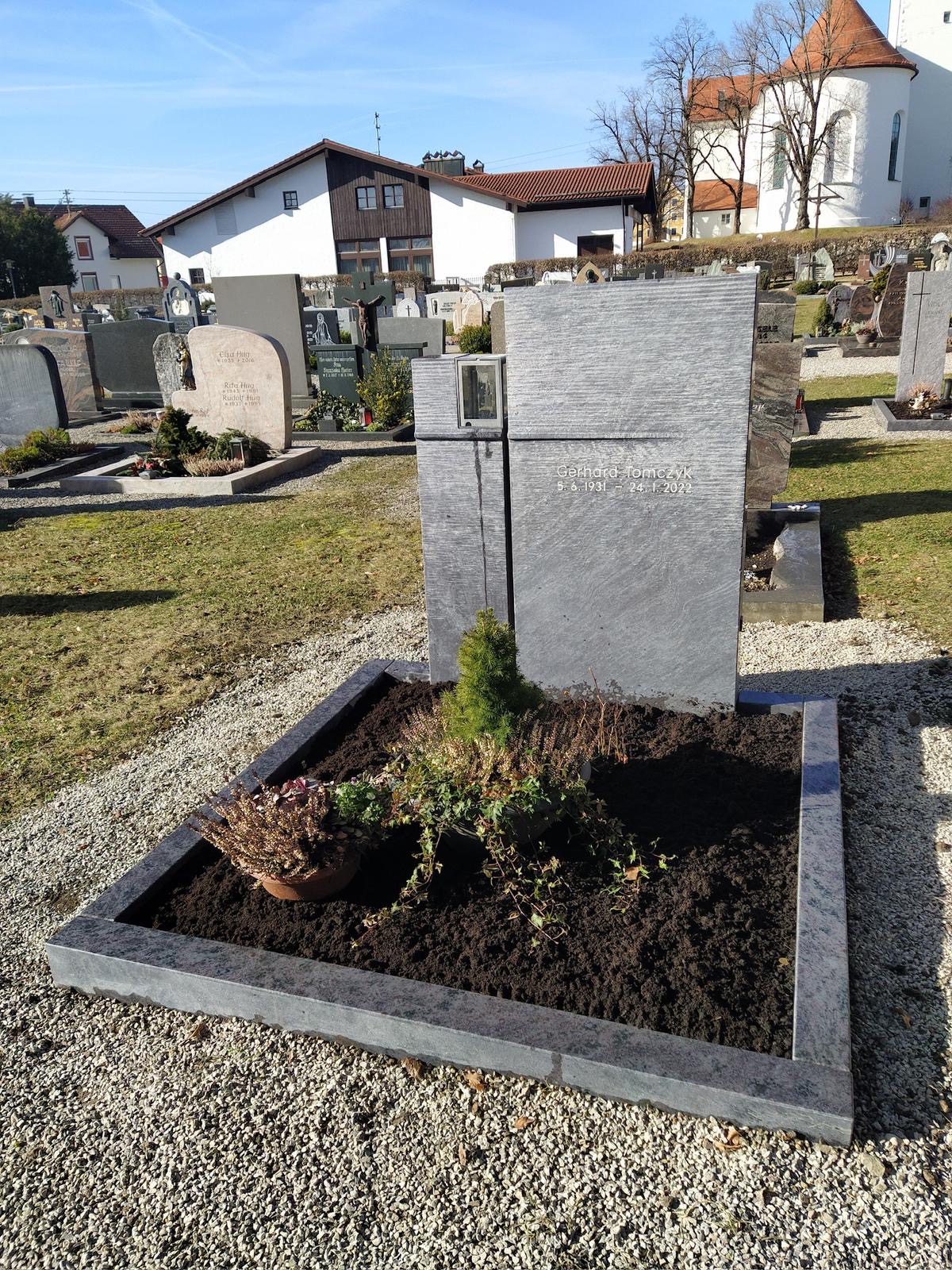 H 426 | Einzelgrabstein Design Grabstein | Steinmetzwerkstatt Schlienz Kempten Allgäu