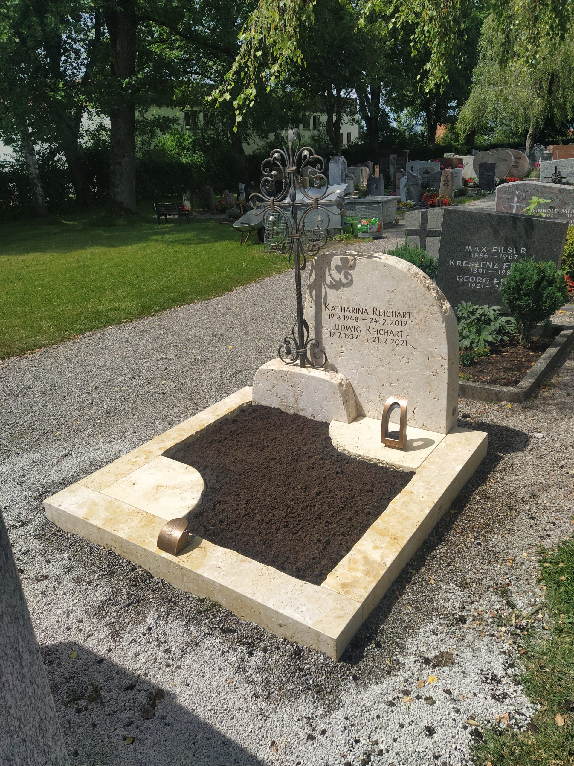 H 203 | schöner besonders polierter Grabstein Grabmal mit Kreuz hell Naturstein | Doppelgrab | Steinmetzwerkstatt Schlienz Kempten Allgäu