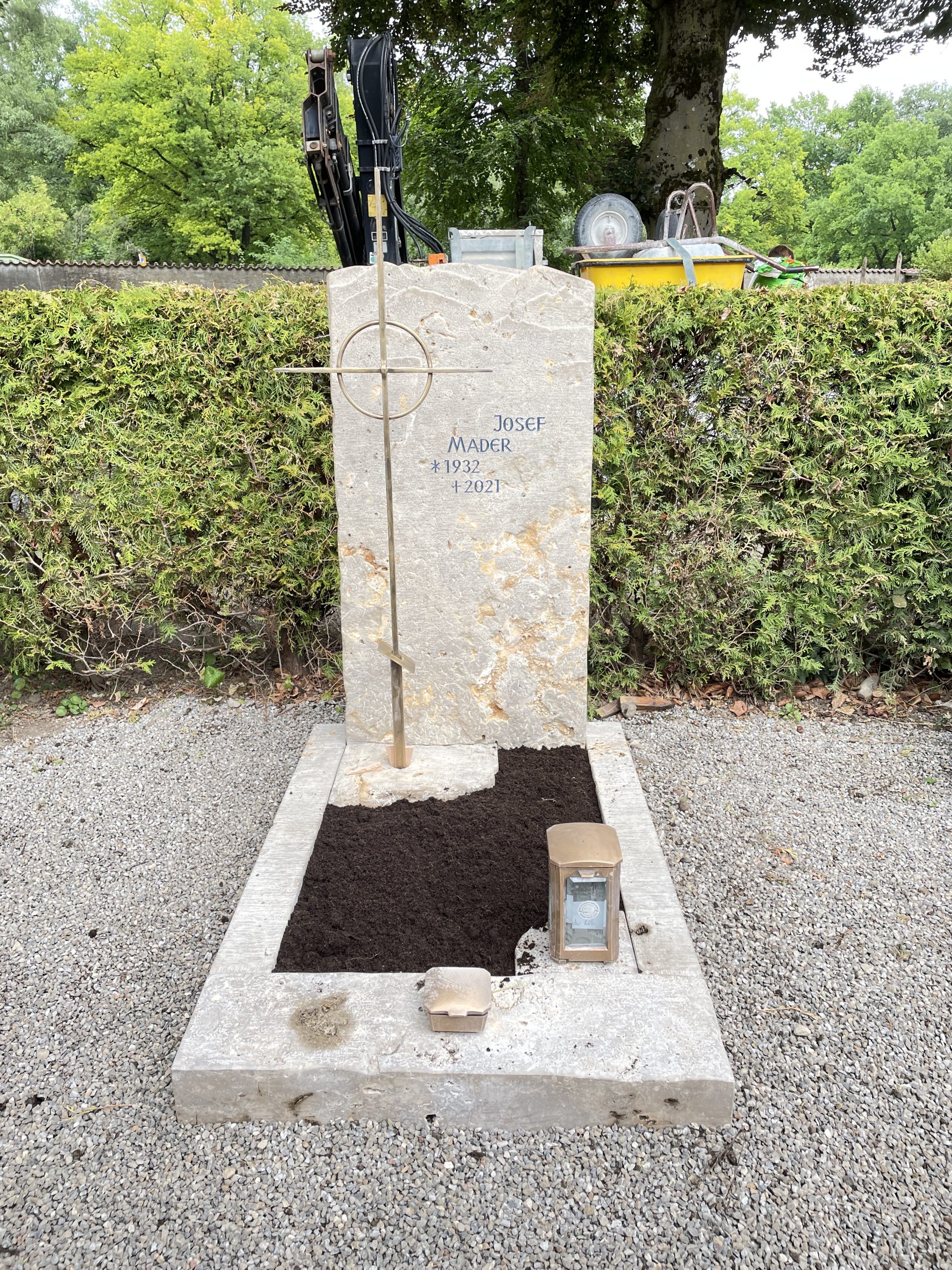 H 598 | Handwerklich bearbeiteter Dolomit Kalkstein mit Bildhauer Panorama . Schmiedekreuz mit Kreis | Steinmetzwerkstatt Schlienz Kempten Allgäu