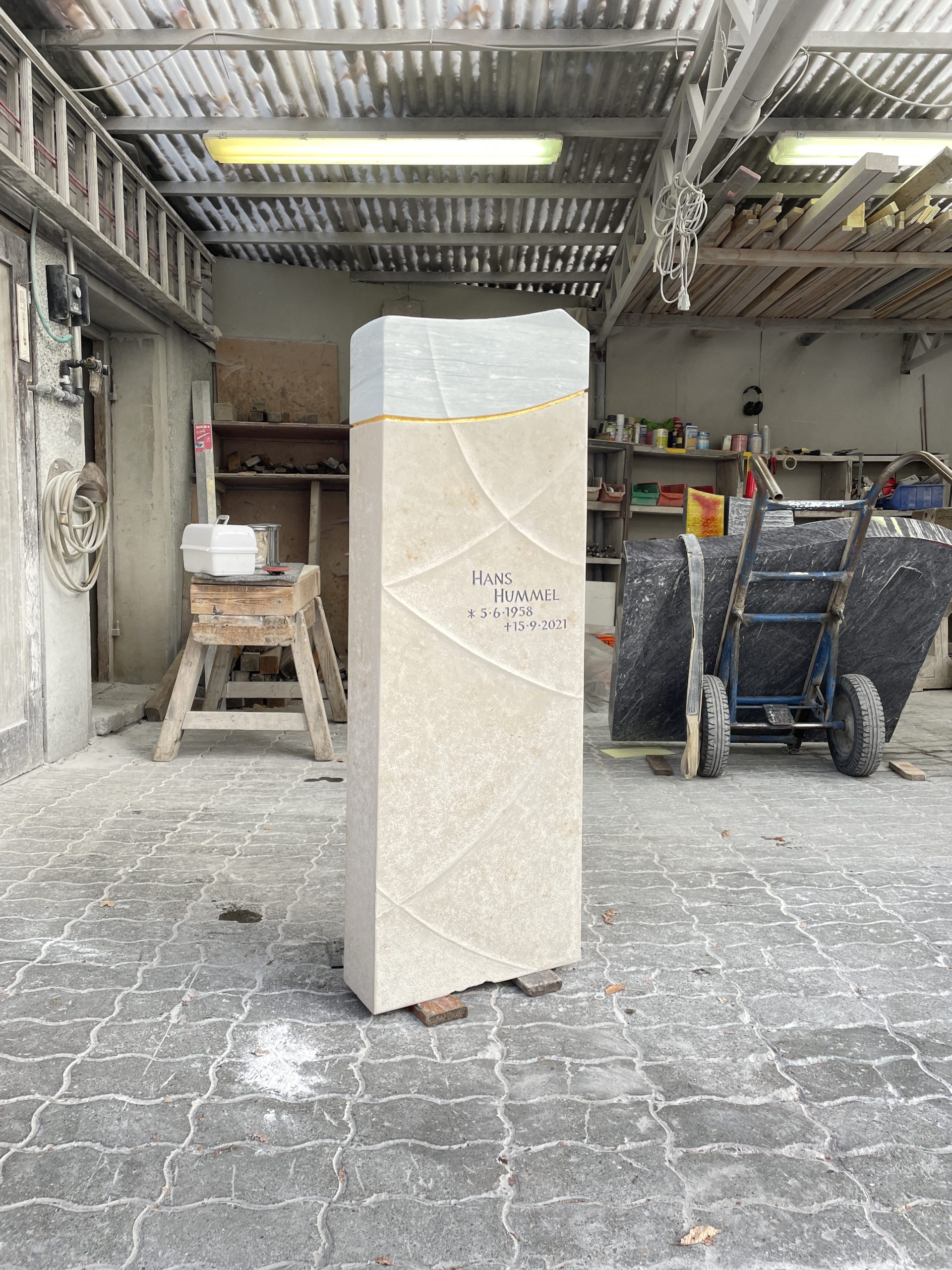 H 699 | Handwerklicher Grabstein aus heimischem Kalkstein | Steinmetzwerkstatt Schlienz Kempten Allgäu