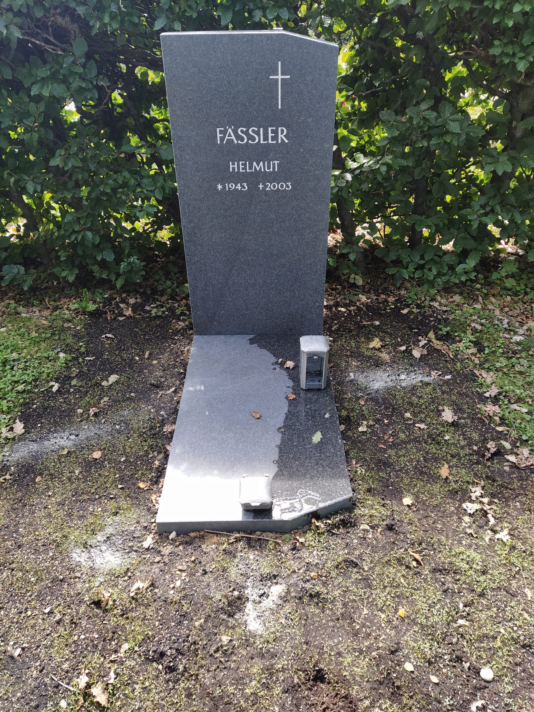 Handwerklicher Grabstein mit Natursteinstruktur H 184 — STOI Steinmetzwerkstatt Kempten