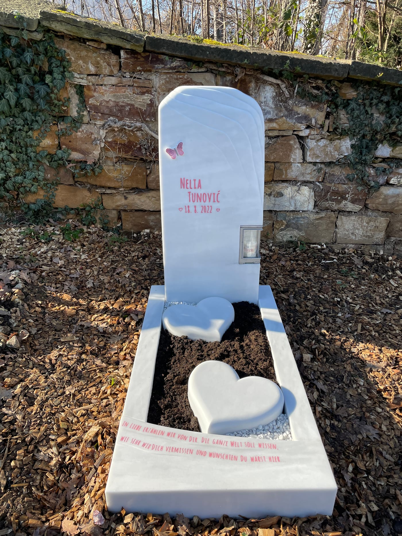 Kindergrabstein aus weißem Marmor mit aufrechter Stele, liegender Herzform und integriertem Windlicht – Ansicht 4