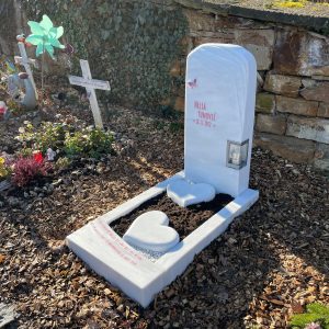 Kindergrabstein aus weißem Marmor mit aufrechter Stele, liegender Herzform und integriertem Windlicht