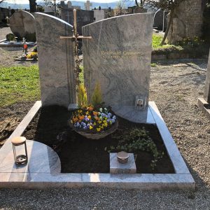 P 305 | Polierter Grabstein zweiteilig mit Goldkreuz – Weißer Marmor in Wellenform