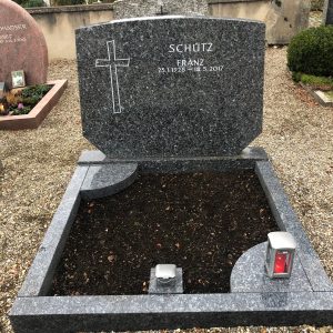 Polierter dunkelgrauer Granit-Grabstein mit konkavem Bogenabschluss und eingravierten Kreuz, Hochglanzpolitur