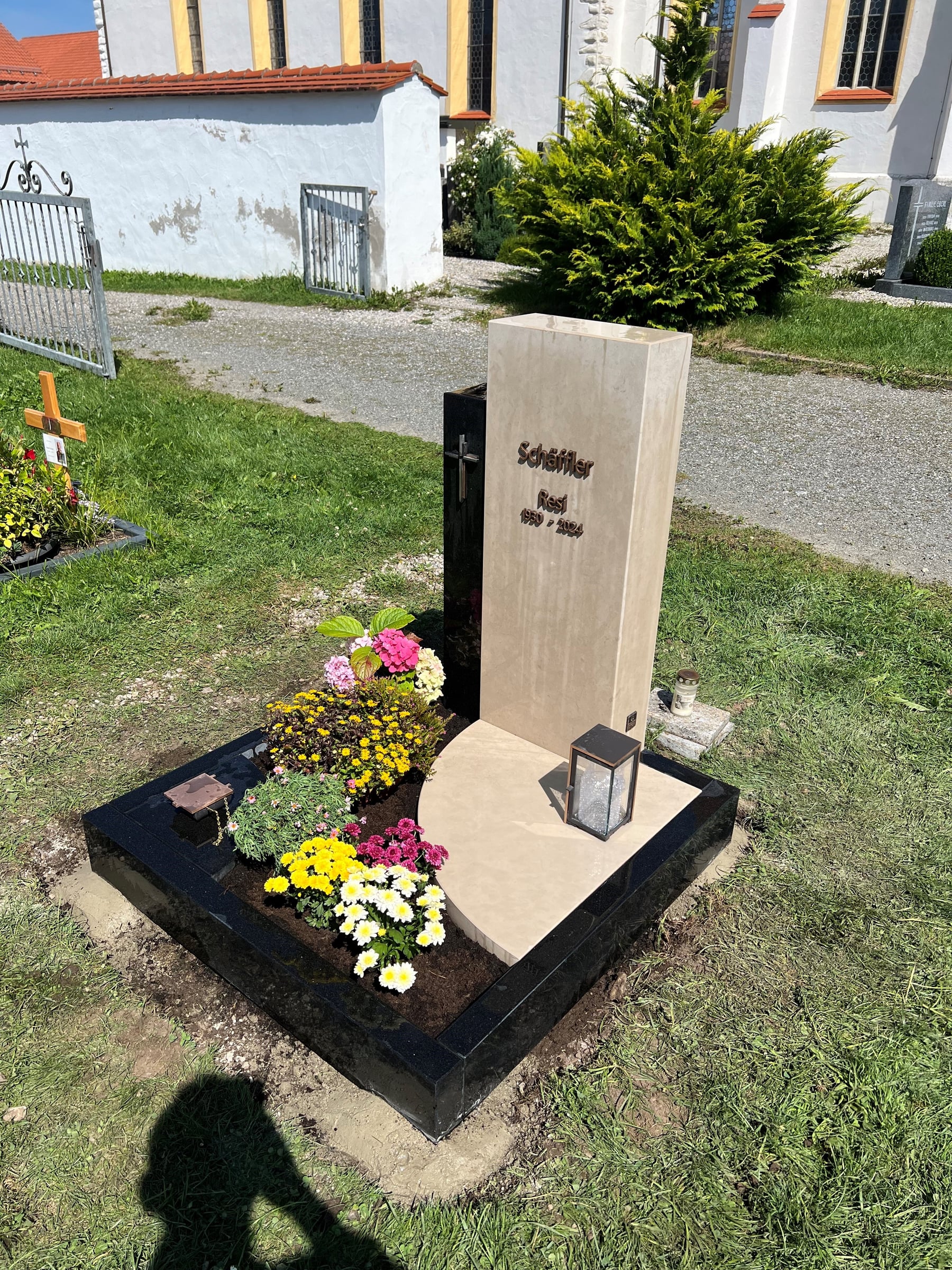Zweiteiliger Grabstein mit heller Kalksteinstele und tiefschwarzer Hochglanz-Graniteinfassung
