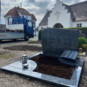 Dunkelblauer polierter Granit-Grabstein mit elegant geschwungener Kontur und Hochglanzpolitur