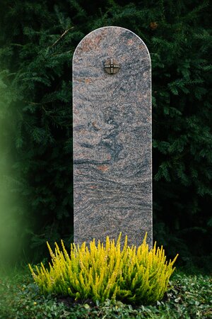 Freistehendes Kreuz aus poliertem Schwarzgranit auf Steinplatte | Steinmetzwerkstatt Schlienz Kempten Allgäu