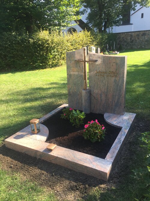 P 316 | Polierter Grabstein Kreuz rosa-lachsfarben | Steinmetzwerkstatt Schlienz Kempten Allgäu