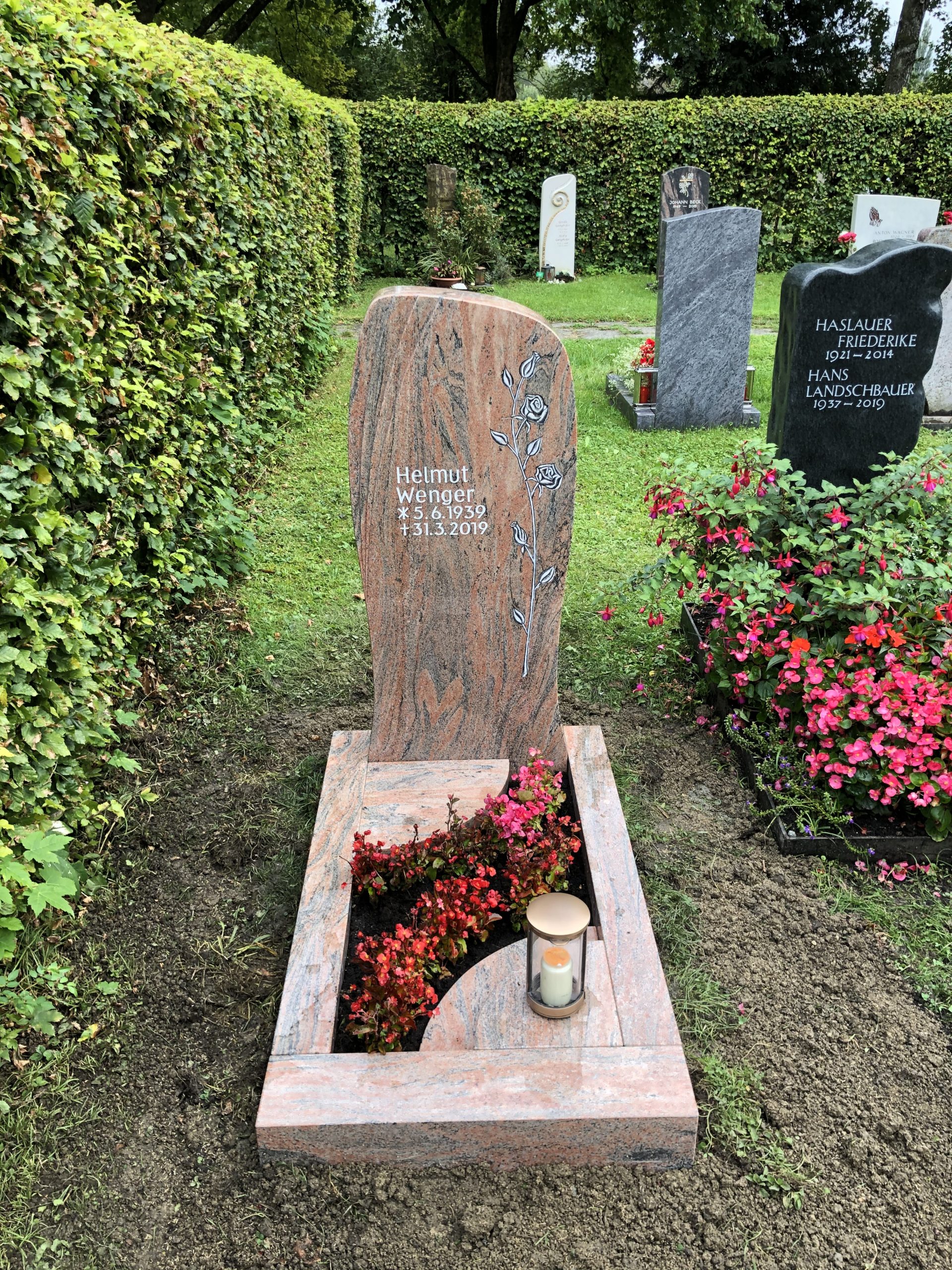 P 301 | Polierter Grabstein geteiltes Grabmal Kreuz Steinmetzwerkstatt Schlienz Ihr Steinmetz für´s Allgäu Kempten Kaufbeuren Füssen | Steinmetzwerkstatt Schlienz Kempten Allgäu