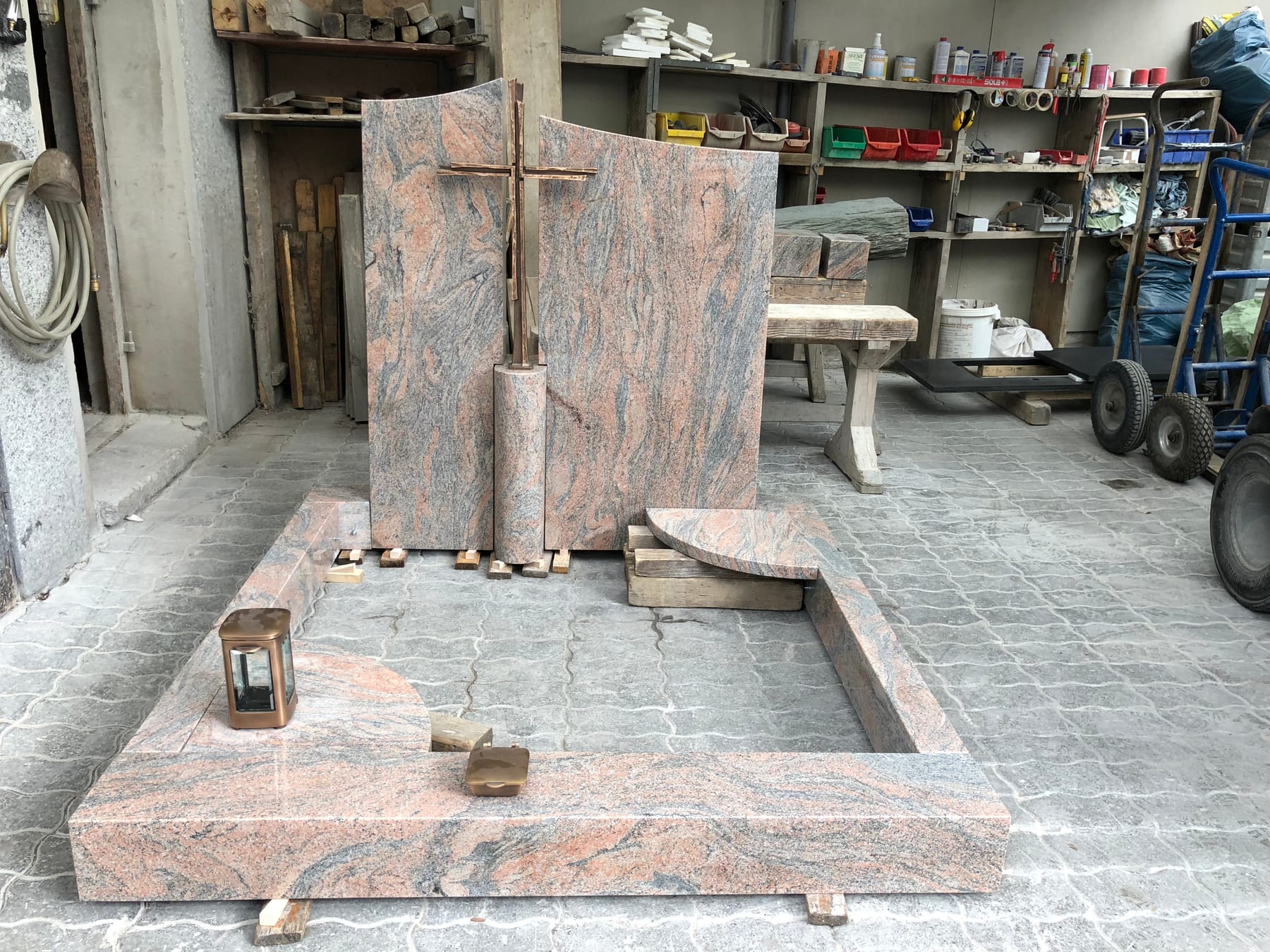 Polierter Grabstein P 133 mit Stich-Gravur — STOI Steinmetzwerkstatt Kempten