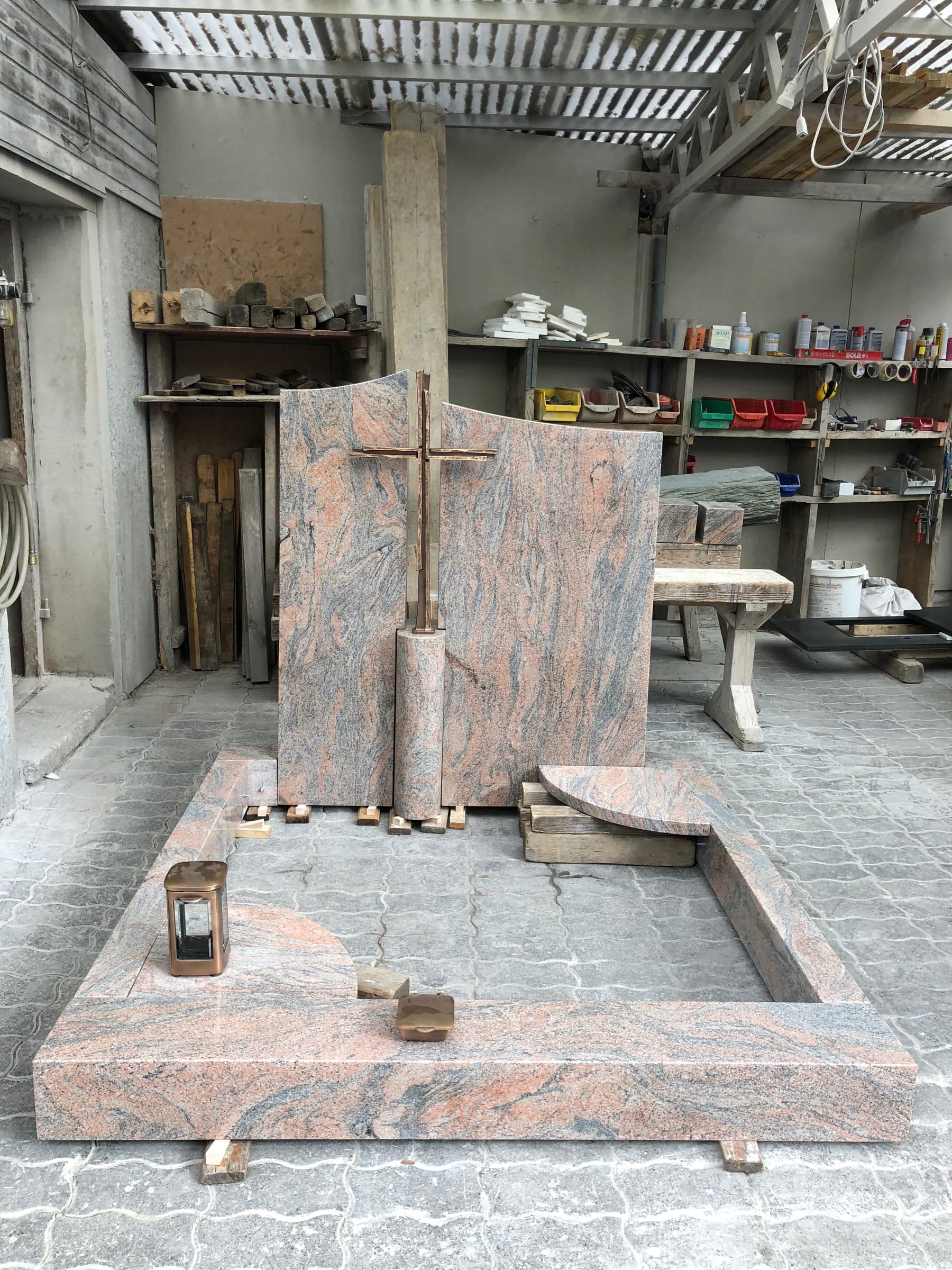 Polierter Grabstein P 133 mit Stich-Gravur — STOI Steinmetzwerkstatt Kempten