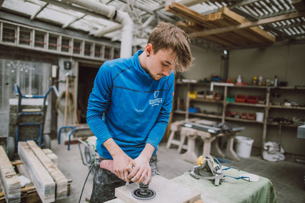 Steinmetz bei der Handarbeit — Meisterstück aus der Steinmetzwerkstatt Schlienz