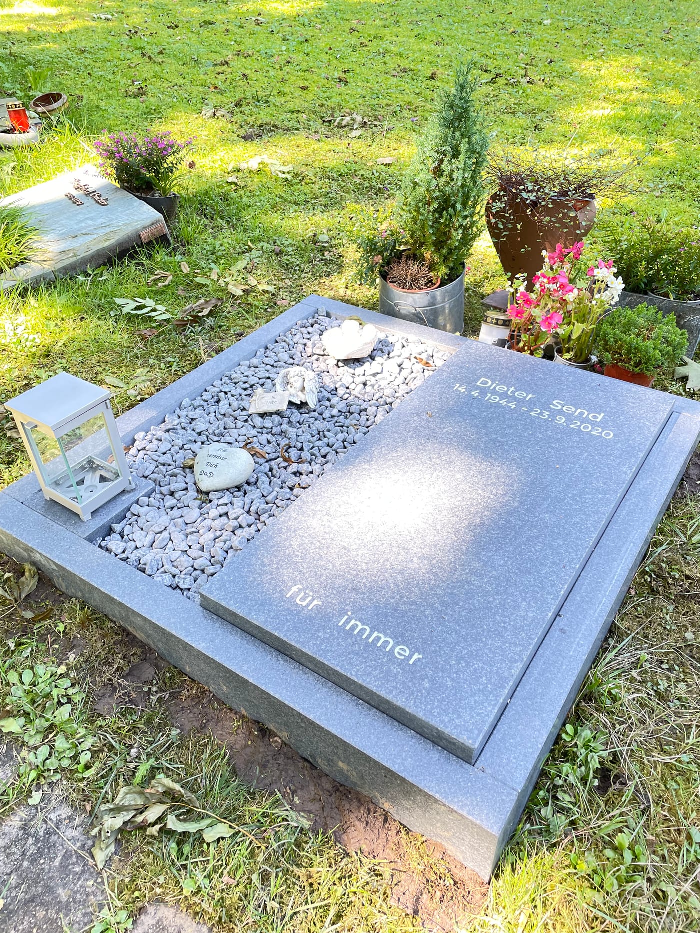 Moderner Granit-Liegestein in Anthrazit mit integrierter Kies-Einlage und poliertem Schriftpanel – Ansicht 2