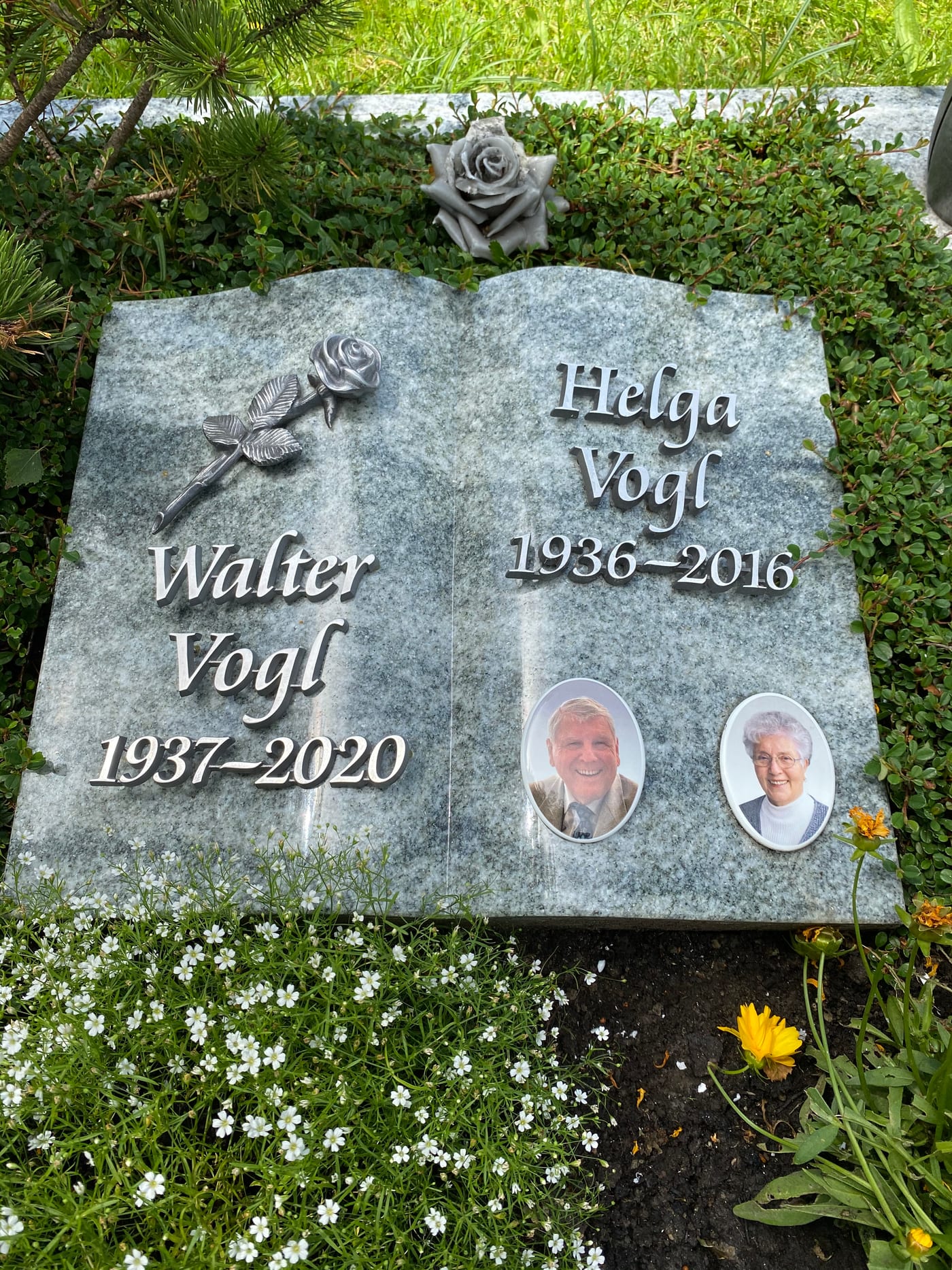Buchförmiger Liegestein aus Blaugranit mit zwei Porträtmedaillons und Bronzerose von STOI – Ansicht 2