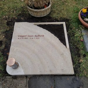 U 615 Urnengrab Liegestein aus Jura-Kalkstein mit Viertelkreis-Bogen und roter Inschrift – STOI Steinmetzwerkstatt