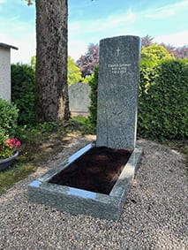 Polierter Granit-Urnengrabstein in Blau-Grau-Grün mit Kreuzgravur – handwerklich von STOI Steinmetzwerkstatt – Ansicht 2