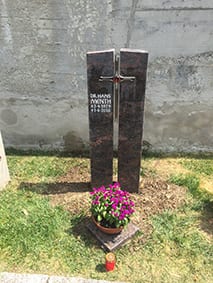 Zwei schlanke Rotgranit-Stelen mit verbindendem Kreuz und rotem Glasinlay – handwerklich von STOI Steinmetzwerkstatt