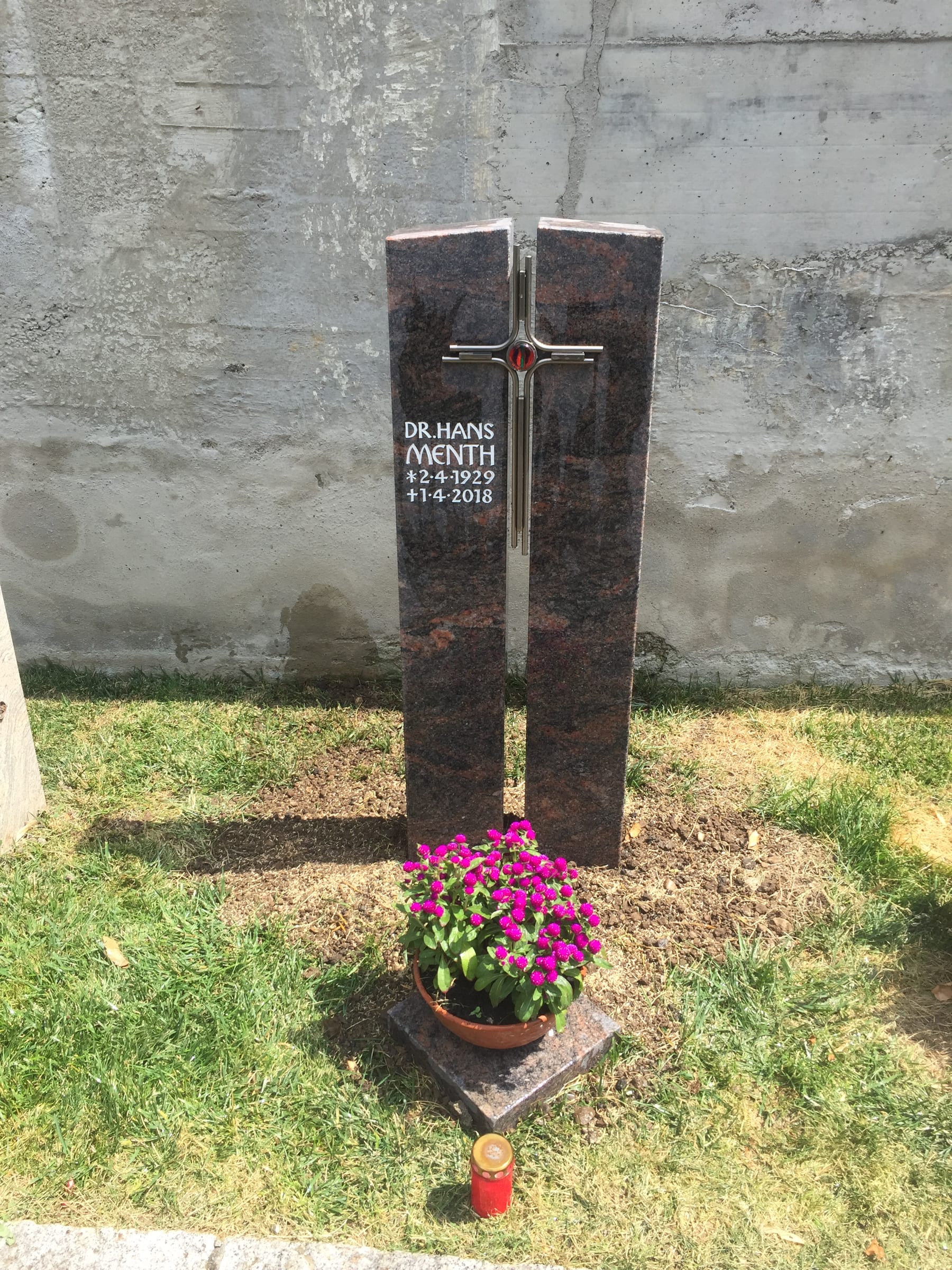 Zwei schlanke Rotgranit-Stelen mit verbindendem Kreuz und rotem Glasinlay – handwerklich von STOI Steinmetzwerkstatt