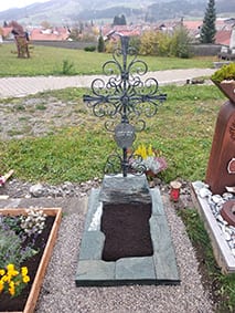 Urnengrabstein in Bergform mit Metallkreuz U 380 — STOI Steinmetzwerkstatt Kempten