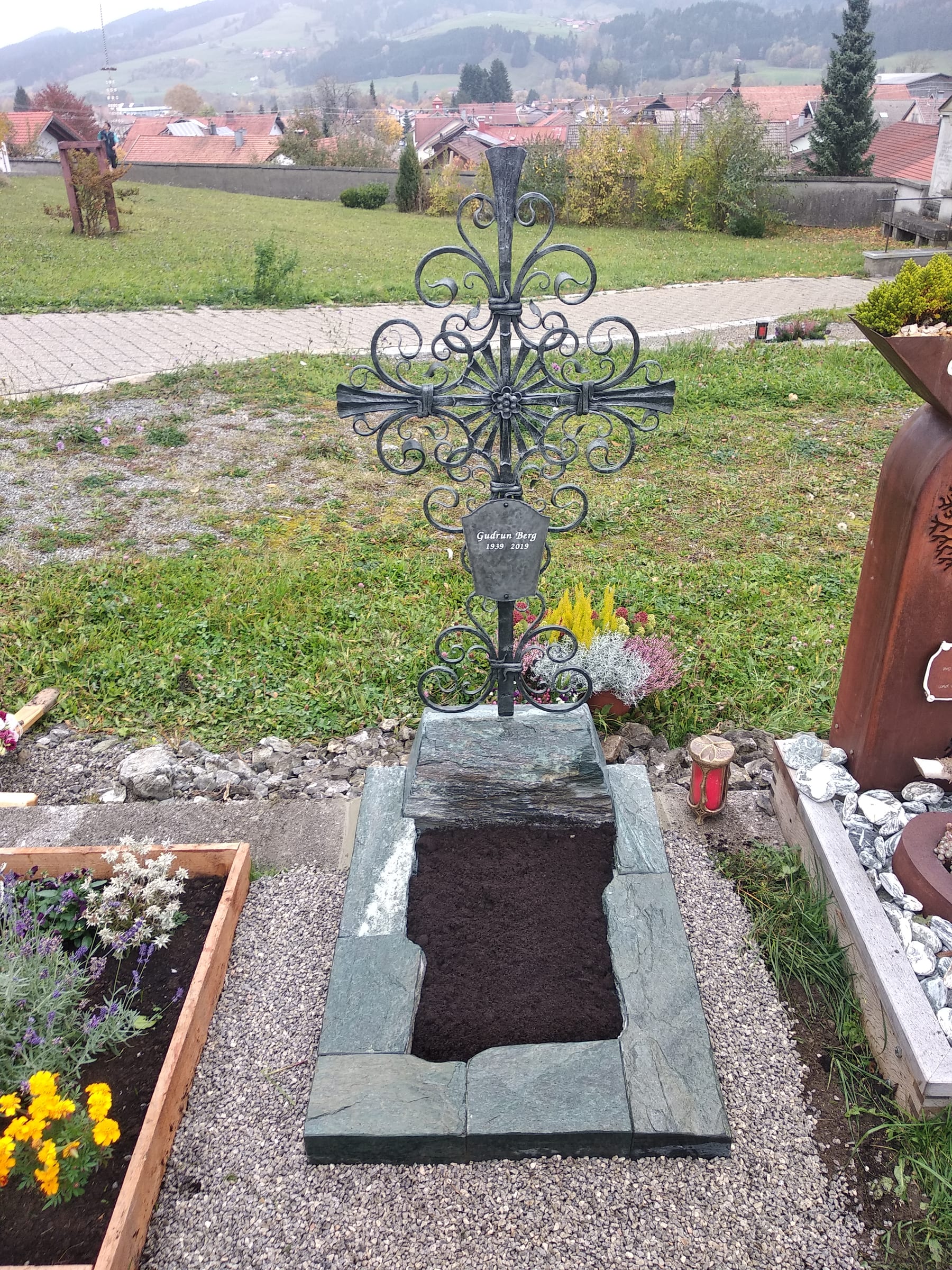 Urnengrabstein in Bergform mit Metallkreuz U 380 — STOI Steinmetzwerkstatt Kempten